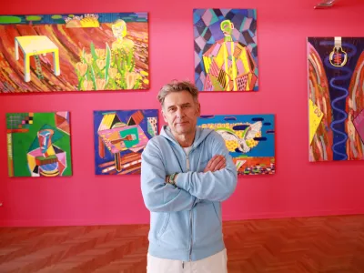 Velike slike, divje barve, igrivost in kritika