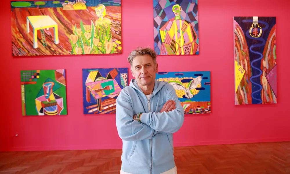 Velike slike, divje barve, igrivost in kritika