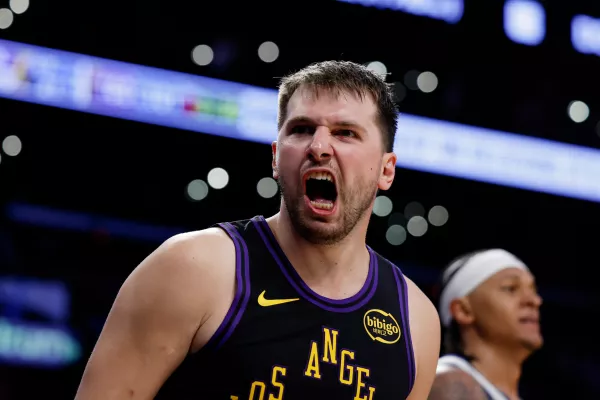 Los Angeles Lakers guard Luka Doncic (77) reacts after scoring during the second half of an NBA basketball game against the Orlando Magic, Tuesday, Feb. 24, 2026, in Los Angeles. (AP Photo/Caroline Brehman) / Foto: Caroline Brehman