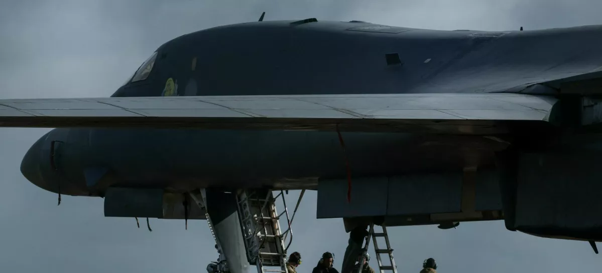 U.S. Airforce personnel (USAF) work beside a USAF B-1B bomber at RAF Fairford airbase, which is used by USAF personnel, amid the U.S.&ndash;Israeli conflict with Iran, in Fairford, Gloucestershire, Britain, March 11, 2026. REUTERS/Phil Noble / Foto: Phil Noble