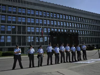 - ilustrativna fotografijapolicisti, državni zbor, policijski sindikat, varovanje državnega zbora, varovanje parlamenta, parlamentizgredi  - Gibanje 15o - akcija Blokada DZ - aktivisti izrazili absolutno zavračanje varčevalnih ukrepov, tiranije dolga in krizne diktature, protest , stavba //FOTO: Tomaž Zajel&scaron;nik