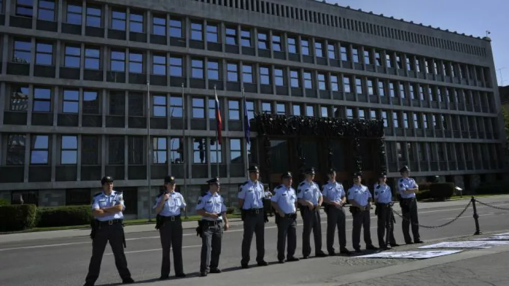 - ilustrativna fotografijapolicisti, državni zbor, policijski sindikat, varovanje državnega zbora, varovanje parlamenta, parlamentizgredi  - Gibanje 15o - akcija Blokada DZ - aktivisti izrazili absolutno zavračanje varčevalnih ukrepov, tiranije dolga in krizne diktature, protest , stavba //FOTO: Tomaž Zajel&scaron;nik