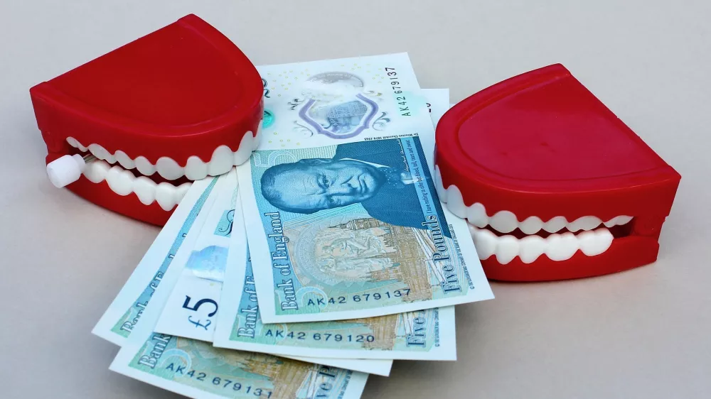 Bankovci za pet funtov.