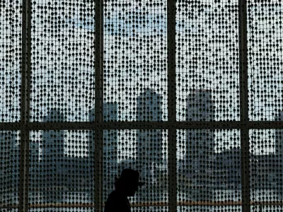 A man walks in silhouette past beaded windows in a hallway inside the United Nations headquarters in New York City, U.S., March 11, 2026. REUTERS/Shannon Stapleton   TPX IMAGES OF THE DAY / Foto: Shannon Stapleton