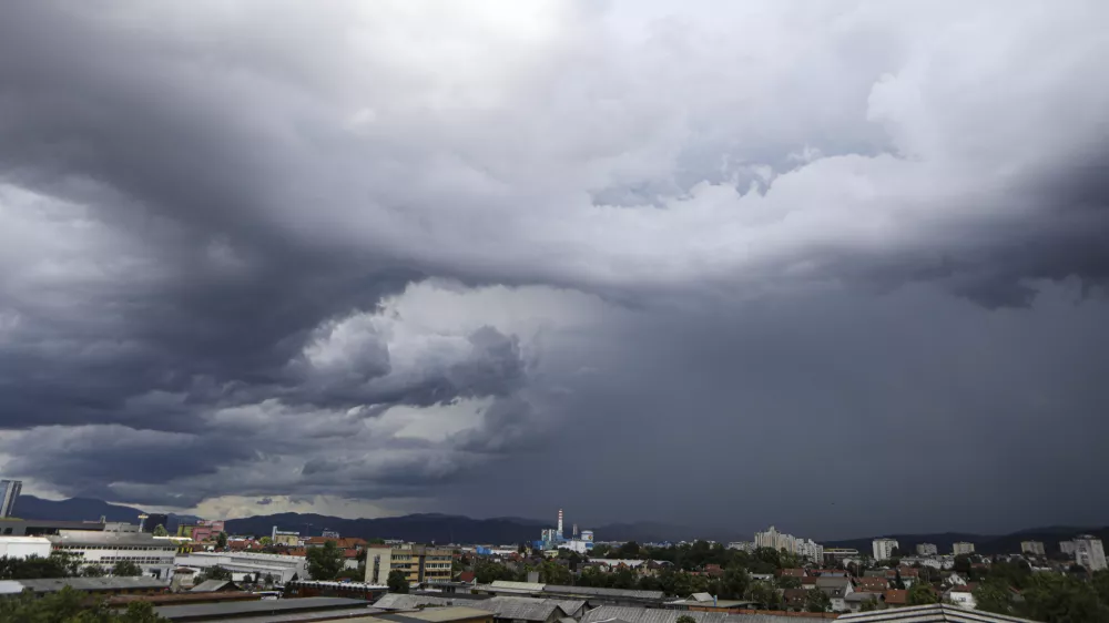- 08.06.2023 - nevihtni oblaki nad Ljubljano, nevihta, dež, oranžni alarm. močnej&scaron;i naliv, neurje //FOTO: Luka Cjuha