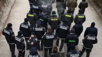 - simbolična fotografija - 10.12.2015 - Policijska stavka - Policisti, ki stavkajo že od 18.novembra so se zopet zbrali pred vlado in parlamentom na protestnem shodu, s katerim želijo javnosti in predvsem vladi pokazati, da so enotni in odločeni vztrajati pri uveljavitvi zapisanih zavez, med drugim povečanje plač za 35 odstotkov in izplačilo presežnih ur, hkrati pa opozorili na neurejen status in neustrezno opremo - protestni shod - ///FOTO: Luka Cjuha