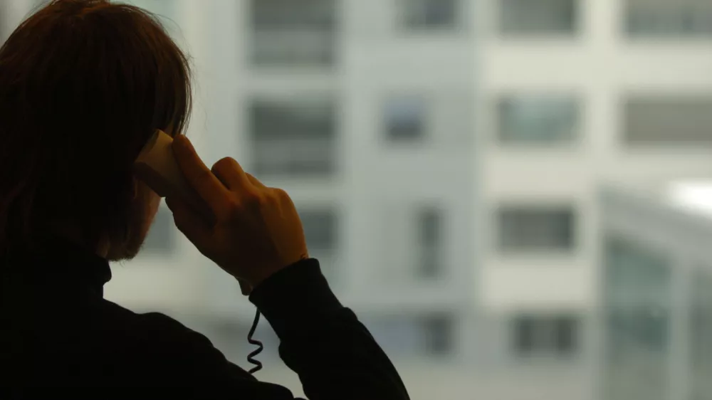 iklustracija - telefoniranje - prislu&scaron;kovanje,, // FOTO: Luka CjuhaOPOMBA: ZA OBJAVO V ČASOPISU DNEVNIK