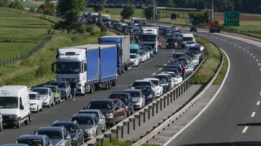 - prometni zastoj - zaprta avtocesta med Brnikom in &Scaron;martnim - kolona - 09.06.2017 - Gorenjska avtocesta - prometna nesreča pri počivali&scaron;ču Povodje proti Ljubljani v kateri sta bila udeležena osebno vozilo in motorist, ki je na kraju nesreče umrl..   //FOTO: Luka Cjuha
