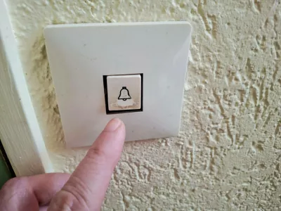 Stockbilder 05/2025 Finger an einer Haust&uuml;r Klingel *** Stock photos 05 2025 Finger on a doorbell Copyright: xLobeca/RalfxHomburgx,Image: 1012653980, License: Rights-managed, Restrictions: imago is entitled to issue a simple usage license at the time of provision. Personality and trademark rights as well as copyright laws regarding art-works shown must be observed. Commercial use at your own risk., Model Release: no