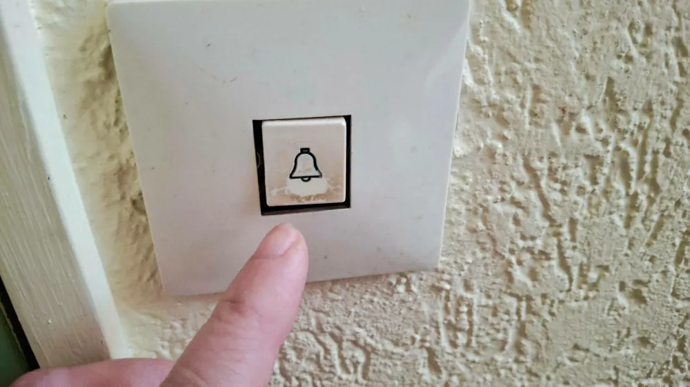 Stockbilder 05/2025 Finger an einer Haust&uuml;r Klingel *** Stock photos 05 2025 Finger on a doorbell Copyright: xLobeca/RalfxHomburgx,Image: 1012653980, License: Rights-managed, Restrictions: imago is entitled to issue a simple usage license at the time of provision. Personality and trademark rights as well as copyright laws regarding art-works shown must be observed. Commercial use at your own risk., Model Release: no