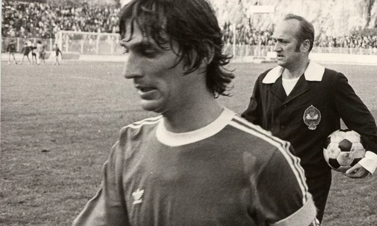 Vili Ameršek, nogometaš iz Trbovelj je bil član najboljšega moštva Olimpije, za katero je odigral rekordno število tekem in dosegel 106 golov.