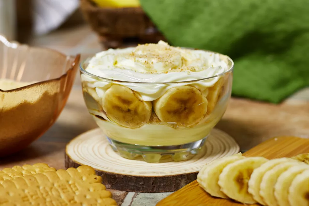 Banana pudding made with vanilla wafer cookies, pudding, whipped cream, and banana slices. Shown in a trifle bowl / Foto: Ninitta