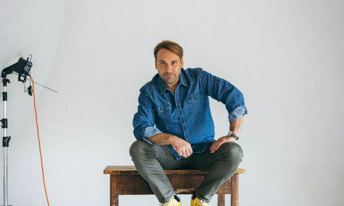 Rok Kunaver svoje kariere ne gradi na glasnosti, temveč na vsebini, prav zato mu gledalci zaupajo tako na odru kot pred malimi zasloni.