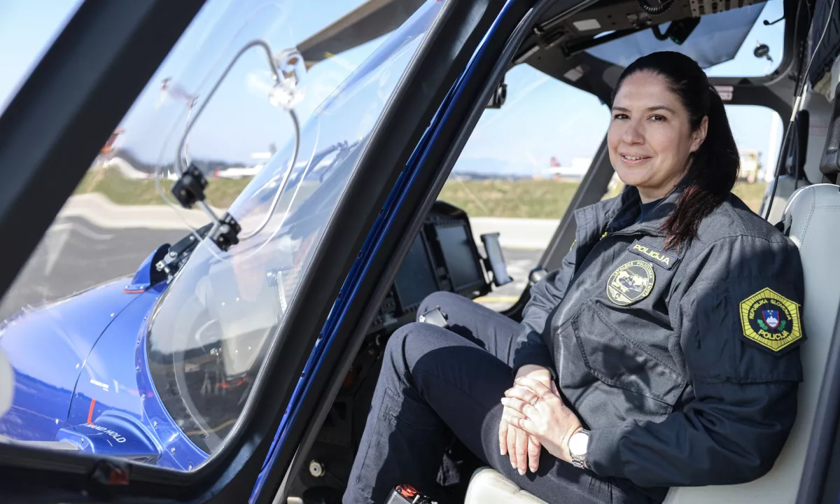 Breda Šprajcar, pilotka policijskega helikopterja, je letela, še preden je vozila avto. Pogovarjali smo se o nenehnem učenju, strasti do letenja in nepozabnih prizorih iz zraka.
