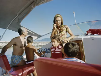 Pahlavijeva družina leta 1970. Živeli so v razko&scaron;ju, medtem ko marsikje po državi niso imeli niti enostavnega dostopa do pitne vode. / Foto: Profimedia