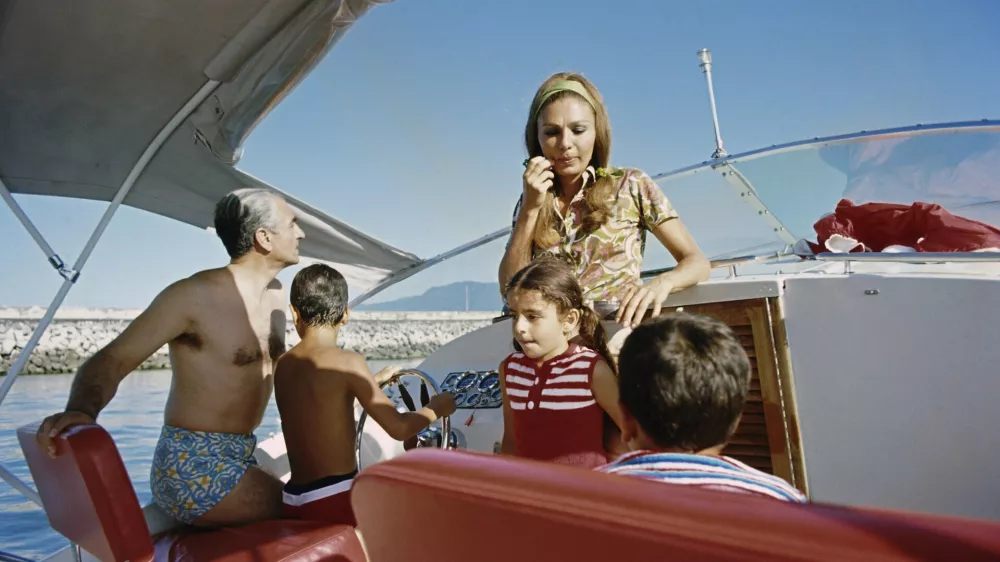 Pahlavijeva družina leta 1970. Živeli so v razko&scaron;ju, medtem ko marsikje po državi niso imeli niti enostavnega dostopa do pitne vode. / Foto: Profimedia