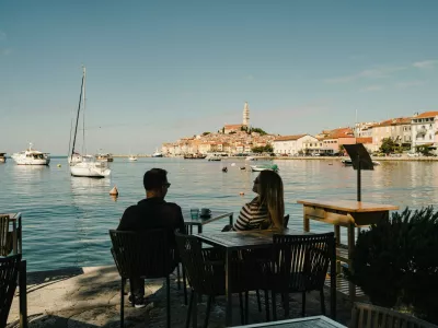Kava ob morju s pogledom na Rovinj utegne biti letos (spet) pregre&scaron;no draga. / Foto: Profimedia