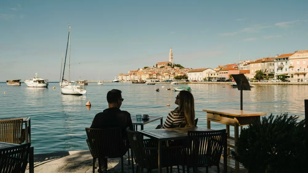 Kava ob morju s pogledom na Rovinj utegne biti letos (spet) pregre&scaron;no draga. / Foto: Profimedia