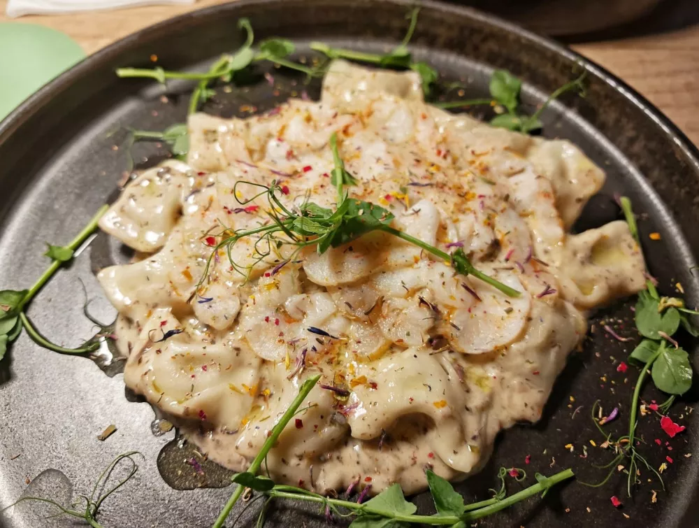 Ravioli s tartufi in &scaron;kampi, Bistro in kavarna Nana
