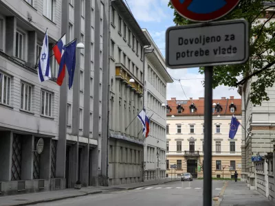 - izraelska, slovenska in evropska zastava na poslopju slovenske vlade - 15.05.2021 &ndash; Vlada Republike Slovenije - izobe&scaron;ena zastava Izraela na pročelju poslopja vlade v znak solidarnosti z Izraelom - Gregorčičeva ulica //FOTO: LUKA CJUHA.