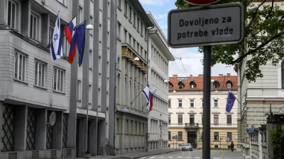 - izraelska, slovenska in evropska zastava na poslopju slovenske vlade - 15.05.2021 &ndash; Vlada Republike Slovenije - izobe&scaron;ena zastava Izraela na pročelju poslopja vlade v znak solidarnosti z Izraelom - Gregorčičeva ulica //FOTO: LUKA CJUHA.