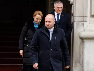 Ljubljana, predsedniska palaca.Neformalni pogovori predsednice republike Natase Pirc Musar s predsednico in predsedniki strank, ki so se po neuradnih izidih parlamentarnih volitev uvrstile v DZ.Predsednik NSi Jernej Vrtovec, predsednica SLS Tina Bregant in predsednik Fokusa Marko Lotric ob odhodu.