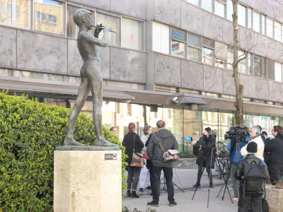 Ljubljana, RTVS.Izjava za medije predstavnikov Drustva novinarjev Slovenije, Mirovnega instituta, centra PIC in zavoda Open glede vlozene intervencije na ustavno sodisce o vidikih presoje ustavnosti novele zakona o RTVS.