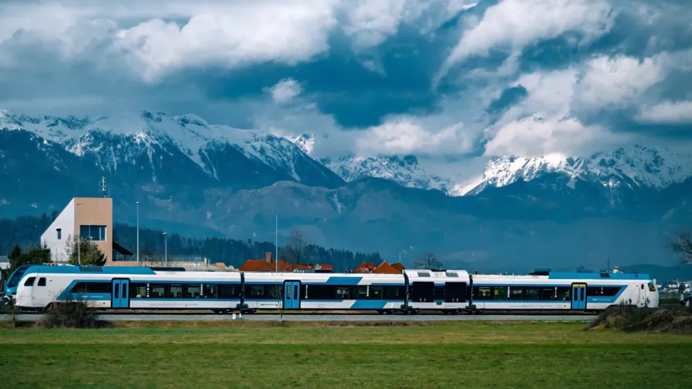 Vlak na relaciji Kamnik Ljubljana F bralec