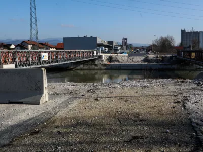 - 04.02.2025. - Gradbi&scaron;če novega mostu čez Kamni&scaron;ko bistrico pri Viru pri Domžalah na mestu kjer je stari most bil poru&scaron;en v poplavah leta 2024.//FOTO: Bojan Velikonja