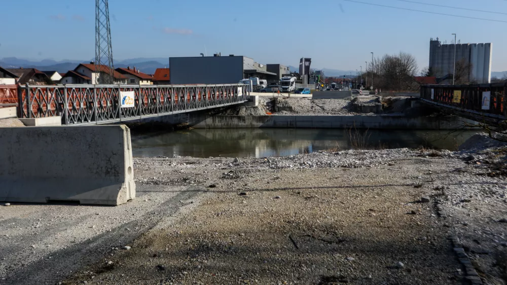 - 04.02.2025. - Gradbi&scaron;če novega mostu čez Kamni&scaron;ko bistrico pri Viru pri Domžalah na mestu kjer je stari most bil poru&scaron;en v poplavah leta 2024.//FOTO: Bojan Velikonja