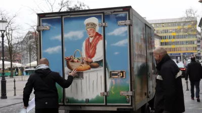 29.01.2021- Simolična fotografija-prevoz mesa, motiv narodne noše, meso Slovenskega porekla, dostavaFoto: Tomaž Skale / Foto: Tomaž Skale