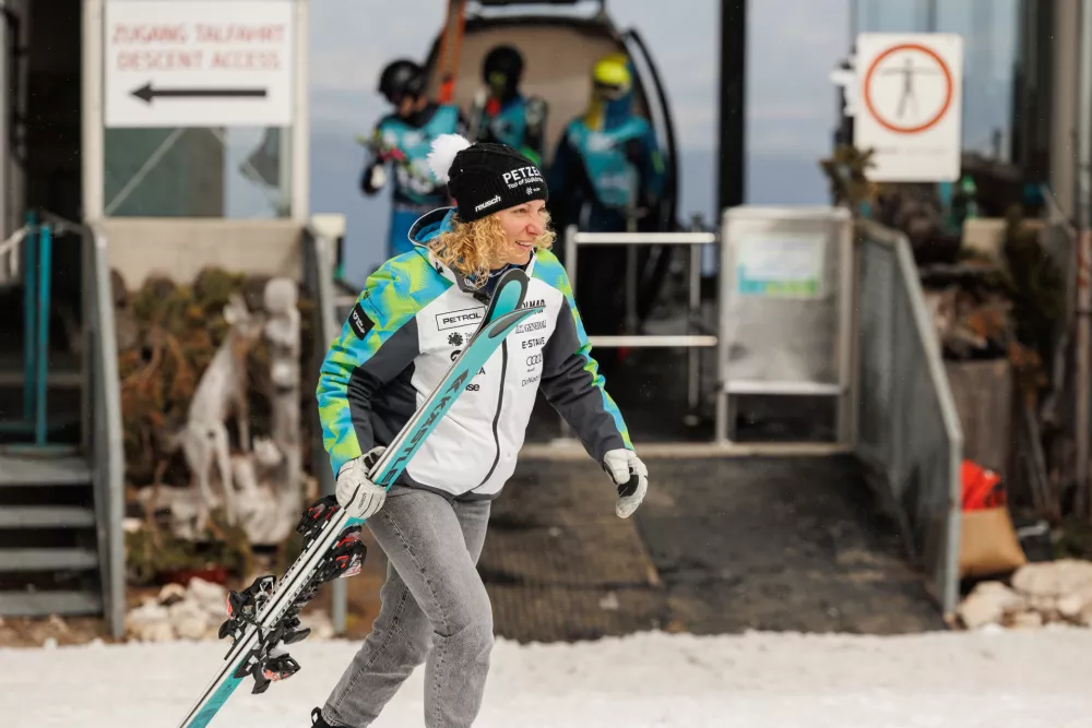 Avstrija, Pliberk.Medijska izjava alpske smucarke Ilke Stuhec ob 12-urni smucarski preizkusnji Downhilka na smuciscu Peca.