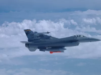 ZDA, Dayton.Bojno letalo F-16 med poletom.