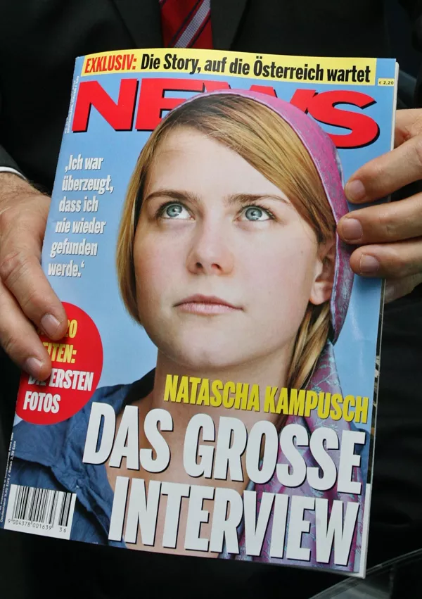 Publisher of Austrian weekly "NEWS" Alfred Worm presents the issue to be released today in Vienna, September 6, 2006. The cover of NEWS magazine shows Natascha Kampusch - the young Austrian woman who escaped from her eight-year hostage ordeal two weeks ago. REUTERS/Heinz-Peter Bader (AUSTRIA) / Foto: Heinz-peter Bader