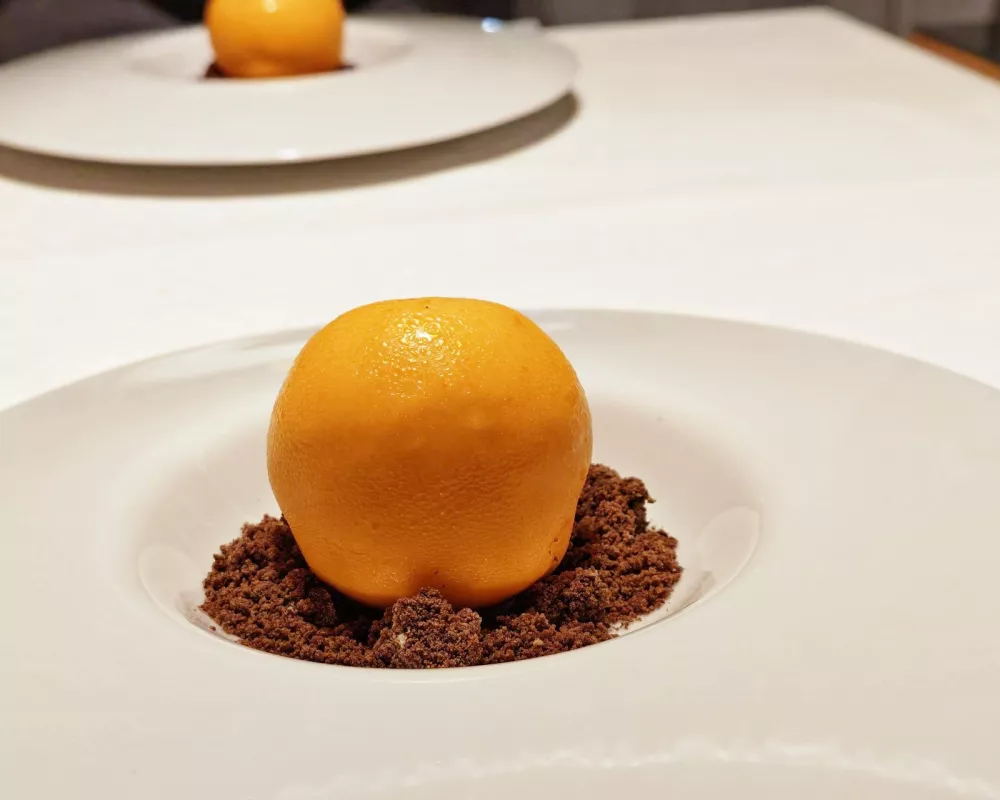 Predsladica: "pomaranča" (obarvana bela čokolada, polnjena s kremo), Restavracija Badi