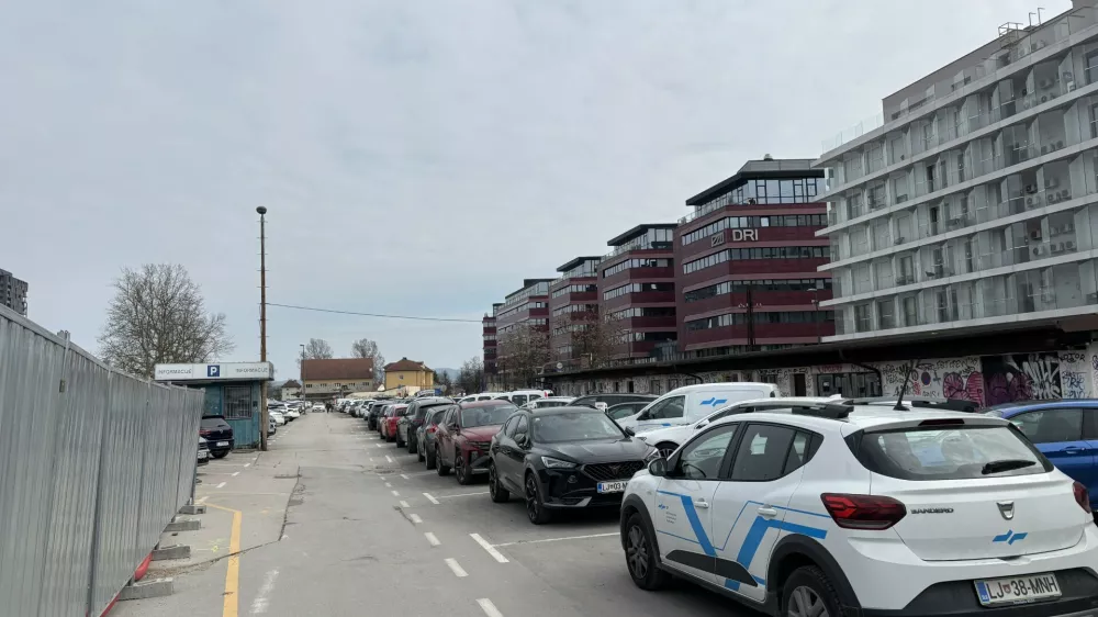 Od junija avtobusna postaja v zabojnikih na parkiri&scaron;ču