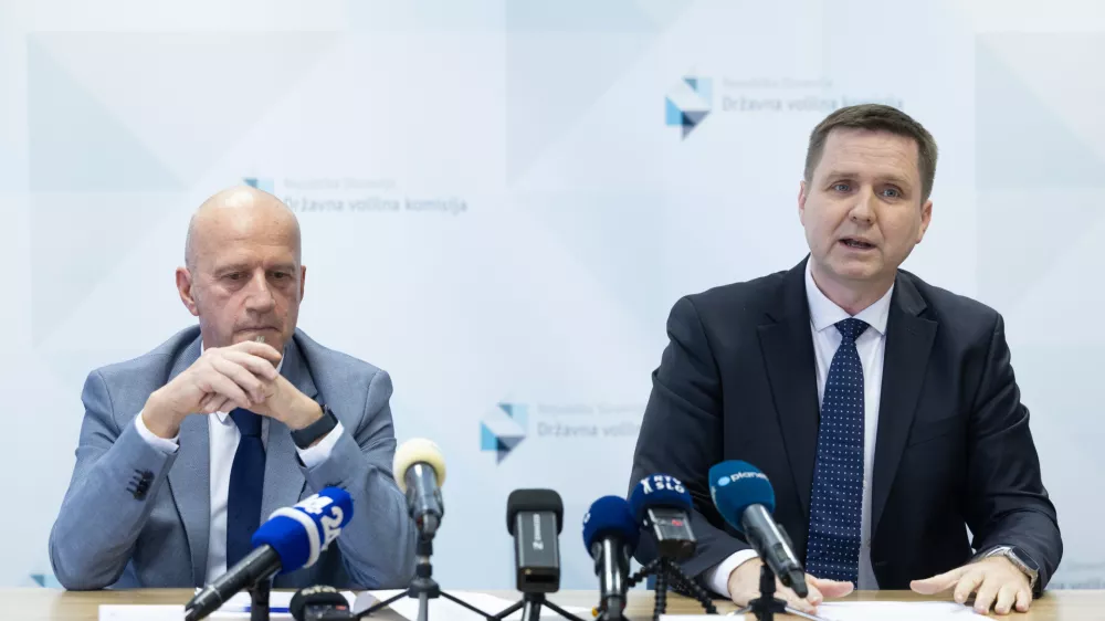 Ljubljana, DVK.Novinarska konferenca Drzavne volilne komisije (DVK).Predsednik DVK Peter Golob in direktor sluzbe DVK Igor Zorcic.