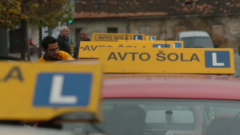 Avto &scaron;ola - vozila avto&scaron;ol pri izpitnem centru na Ro&scaron;ki cesti, //FOTO: Luka CjuhaOPOMBA: ZA OBJAVO V ČASOPISU DNEVNIK