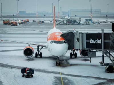 05 February 2026, Brandenburg, Sch&ouml;nefeld: Snow at the capital's BER airport. Air traffic at BER Airport has been suspended due to the weather conditions. Photo: Christoph Soeder/dpa