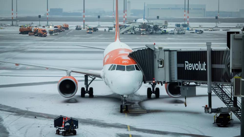05 February 2026, Brandenburg, Sch&ouml;nefeld: Snow at the capital's BER airport. Air traffic at BER Airport has been suspended due to the weather conditions. Photo: Christoph Soeder/dpa