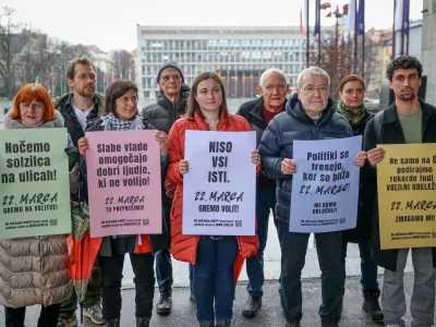 Ljubljana, Trgu republike.Novinarska konferenca ob predaji zavez politicnih strank civilni druzbi, ki jo organizira civilna iniciativa Glas ljudstva.
