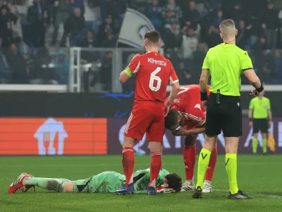 March 10, 2026, Bergamo: Bergamo, Italy, 10th March 2026. The Referee Aspen Eskas of Norway, Joshua Kimmich and Jonathan Tah of Bayern Munchen look over team mate Jonas Urbig as he lays injured following a clash with Nikola Krstovic of Atalanta during the Atalanta vs Bayern Munich UEFA Champions League match at Gewiss Stadium, Bergamo. (Credit Image: &Acirc;&copy; Jonathan Moscrop/Sportimage/Cal Sport Media) (Cal Sport Media via AP Images)