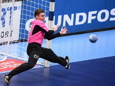 Svedska, Malmo.Slovenska moska rokometna reprezentanca je v 3. krogu drugega dela evropskega prvenstva na Norveskem in Svedskem ter v Avstriji danes v Malmoju premagala Portugalsko z 29:24 (14:15).Vratar Klemen Ferlin.