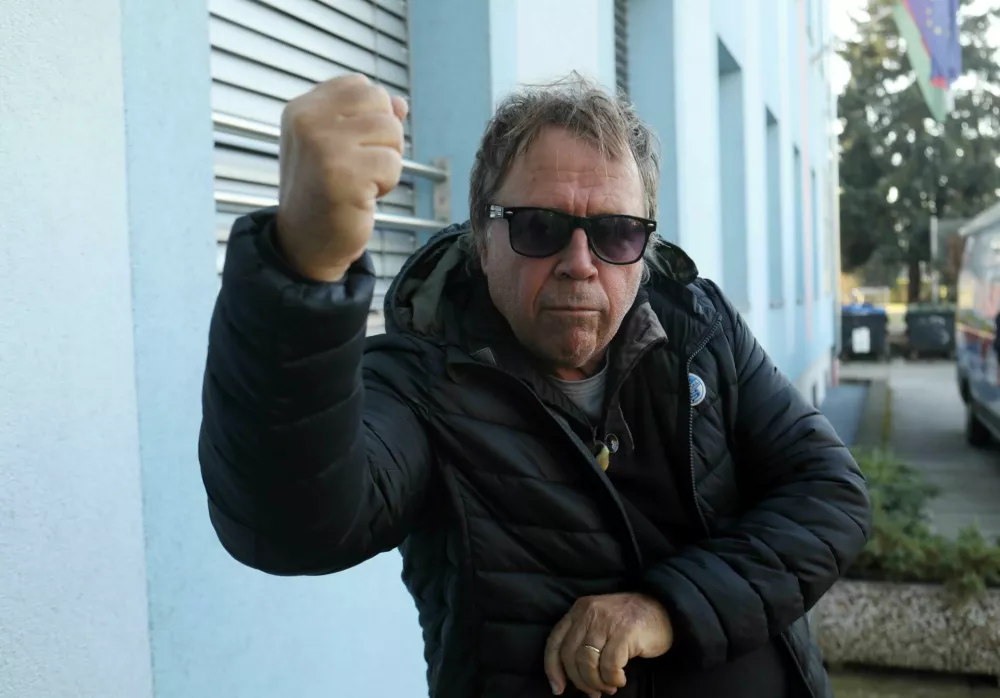 obrezana sličica za pasico - Peter Lov&scaron;in- 18.12.2023 &ndash; Peter Lov&scaron;in, novinar in glasbenik &ndash; frontman in soustanovitelj legendarne punk rock skupine Pankrti leta 1977//FOTO: Tomaž SkaleOPOMBA: DNEVNIKOV OBJEKTIV - INTERVJU 2023