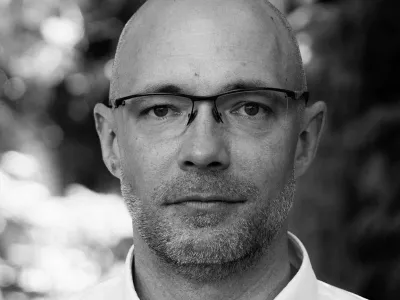 Adam Bence Balazs je raziskovalec na Katedri Jean Monnet za evropsko politiko na Univerzi Passau in gostujoči raziskovalec na In&scaron;titutu za humanistične vede (IWM). 