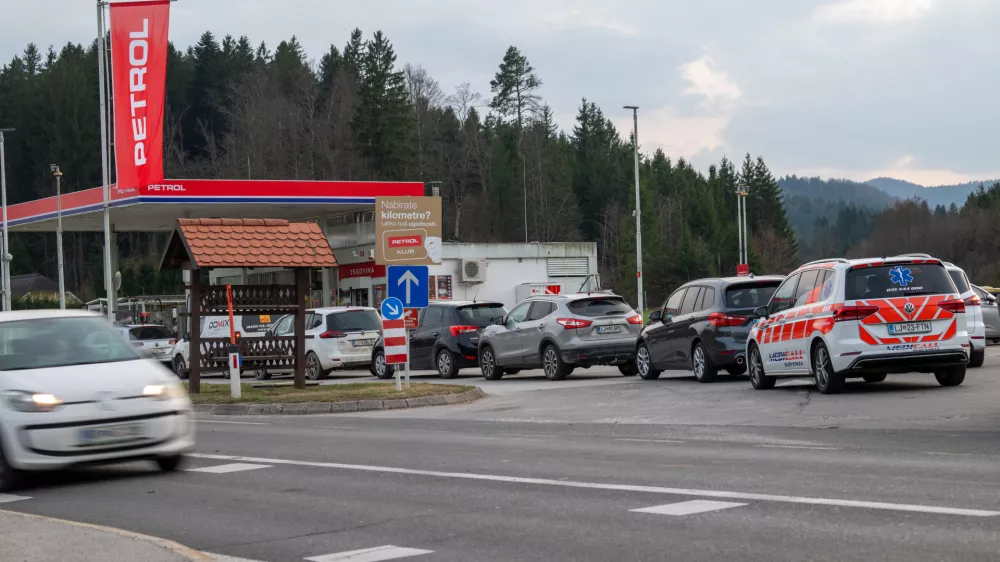Kriznih razmer ni, trdijo v vladi, čeprav nafte ponekod ni mogoče dobiti
