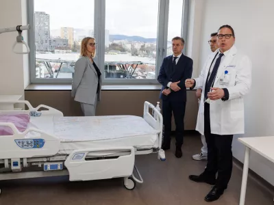 Ljubljana, UKC Ljubljana.Predsednik vlade Robert Golob je skupaj z ministrico za zdravje Valentino Prevolnik Rupel na delovnem obisku v UKC Ljubljana, kjer je odprl prenovljene prostore v 8. nadstropju glavne stavbe.