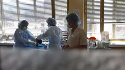 - ilustrativna fotografija - medicinske sestre - zdravstvo - zdravstvena nega - - Klinični oddelek za plastično, rekonstrukcijsko, estetsko kirurgijo in opekline - UKC Ljubljana //FOTO: Luka Cjuha