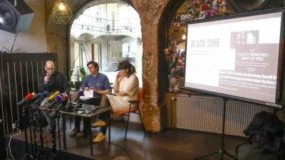 Borut Mekina novinar Mladina, Filip Dobranić in Nika Kovač 8 marec16.3.2026 - poročilo o dejavnosti tuje obve&scaron;čevalne agencije v Sloveniji pred parlamentarnimi volitvami.Na tiskovni konferenci bodo poročilo prestavili Nika Kovač iz In&scaron;tituta 8. marec, Borut Mekina, novinar Mladine, Filip Dobranić, raziskovalec socialnih omrežij, in Achiya Schatz, komunikacijski strokovnjak za digitalno manipulacijoFoto: Luka Cjuha