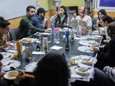 - 17.03.2026 - Dru&scaron;tvo za medkulturni dialog je organiziralo iftar, večerja ob sončnem zahodu 27. noči ramadana//FOTO: Jaka Gasar
